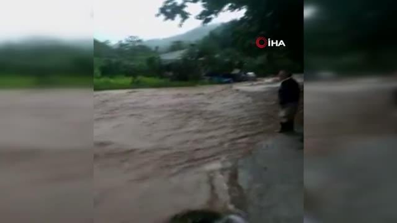Son dakika haber! Sel sularının ortasında kurtulma mücadelesi...Evden yola ip çekerek dere gibi akan suyun içerisinden böyle geçtiler