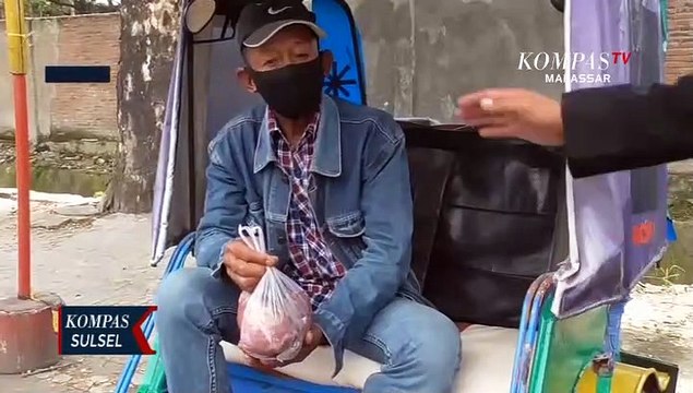 Brimob Polda Sulsel Antar Daging Kurban Ke Warga