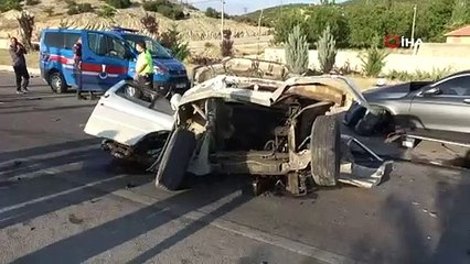 Isparta’da otomobil ile çarpışan minibüs ikiye bölündü...O anlar kamerada