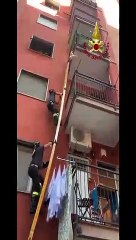 Cane resta appeso al balcone: il salvataggio in extremis dei vigili del fuoco