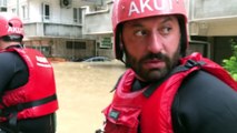 ARTVİN - Arhavi'de ev, iş yeri ve araçlarında mahsur kalan vatandaşlar botlarla kurtarıldı (2)