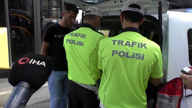 Mecidiyeköy'de motosikletlilere yönelik denetim: Çakarlı araca bin 339 lira para cezası kesildi