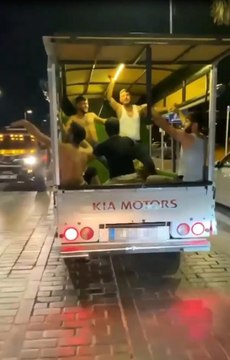 KAMYONET KASASINDA DANS EDEN GENÇLERİN TEHLİKELİ YOLCULUĞU KAMERADA