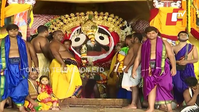 Servitor Of Puri Srimandir On Servitors Crowding On Chariots During Suna Besha
