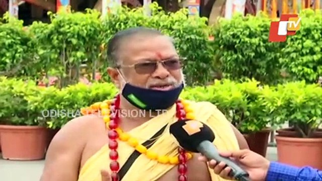 Senior Servitor Of Puri Srimandir On Servitors Crowding On Chariots During Suna Besha