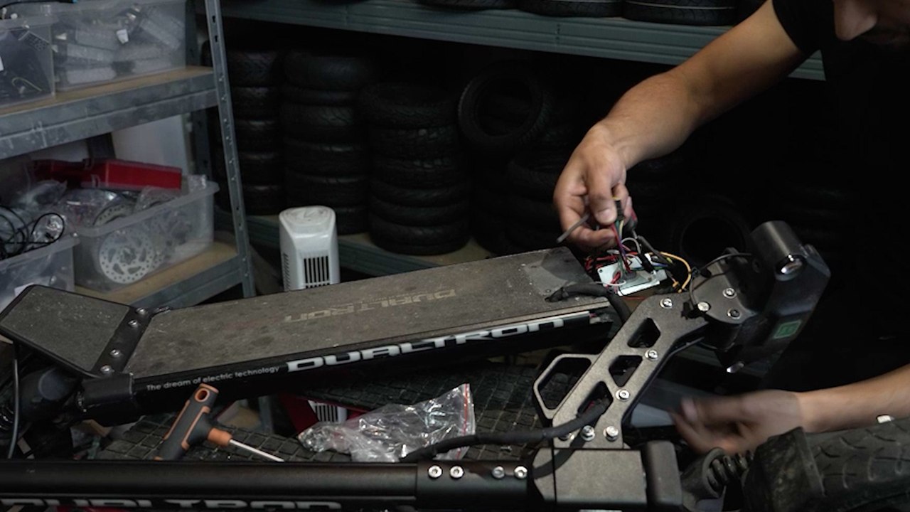 Débrider sa trottinette électrique, un jeu d’enfants (mais interdit)