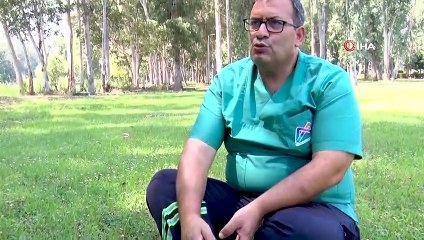 Annesinin reddettiği babun yavrusu özel bakımla hayata tutundu