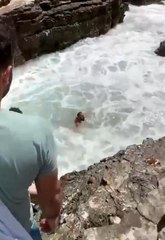 Dalgalara kapılan vatandaşı kurtarmak için zamanla yarıştırlar