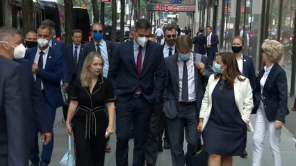 Pedro Sánchez pasea por las calles de Nueva York rodeado de guardaespaldas