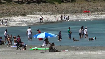 Yasak dinlemediler: Salda Gölü'nde nargile keyfi!