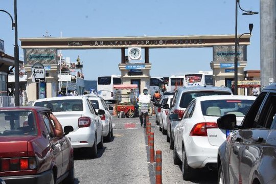 ÇANAKKALE FERİBOT İSKELESİNDE TATİLCİLERİN DÖNÜŞ YOĞUNLUĞU