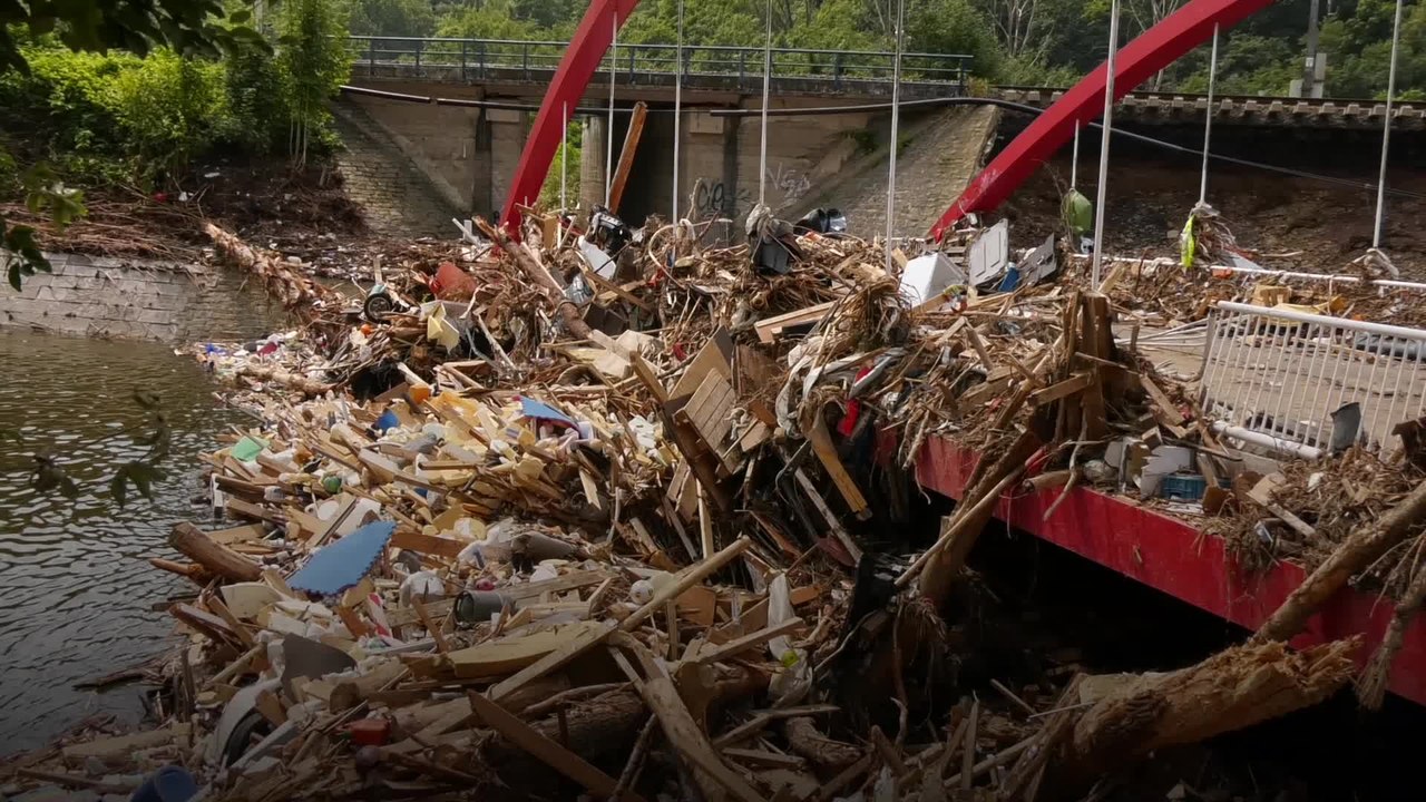 Inondations : un pont déplacé par la force des déchets