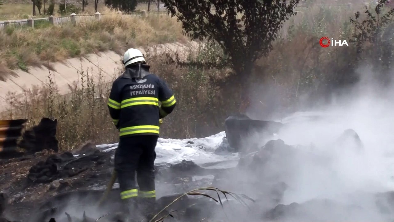 Çalılardan lastiklere sıçrayan yangın gökyüzünü dumana boğdu