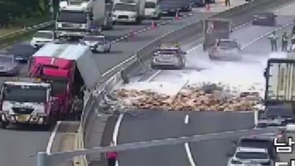 화물차 타이어 터져 '기우뚱'...고속도로에 밀가루 쏟아져 / YTN