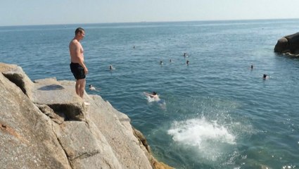 Residents cool off as heat settles into Ireland