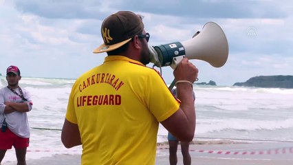 İSTANBUL - Jandarmadan İstanbul plajlarında suda boğulmalara karşı atlı denetim