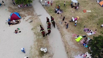 Küçükçekmece’de atlı polislerden Menekşe Plajı'nda bayram denetimi