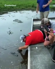 Hombre usa la boca de un caimán para abrir una lata de cerveza