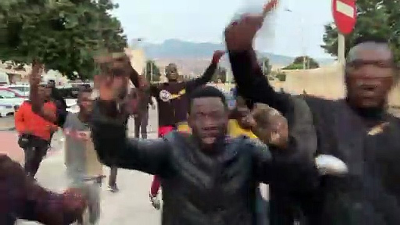 Neuer Ansturm auf Melilla: Migranten hangeln mit Haken über Grenzzaun