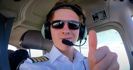 À 18 ans, il est devenu le plus jeune pilote à avoir fait le tour du monde en solitaire