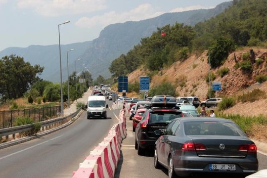 Muğla'nın dört bir tarafında trafik kilitlendi