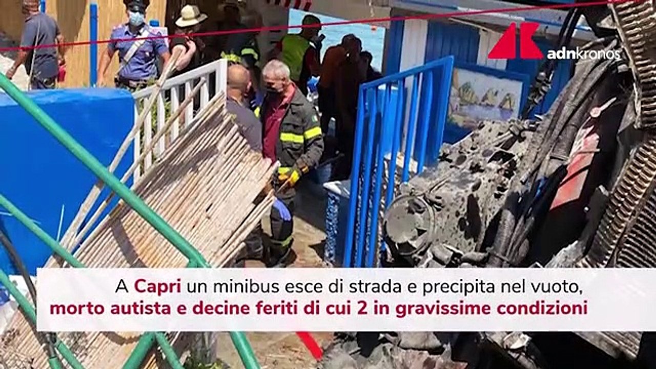 Minibus esce di strada a Capri, un morto e decine di feriti