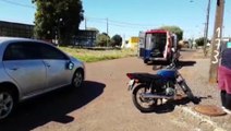 Veículo Corolla e motocicleta se envolvem em colisão e duas pessoas ficam feridas no Bairro Esmeralda