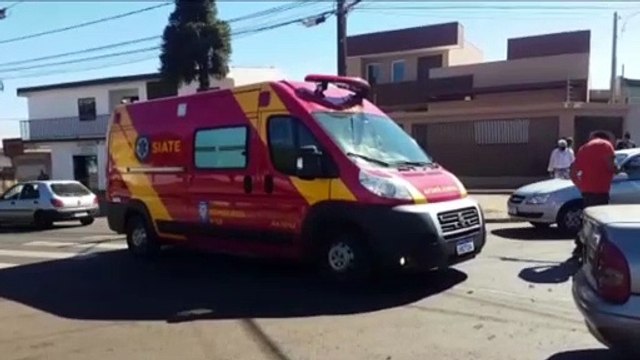 Homem fica ferido após colisão entre dois carros no Cascavel Velho