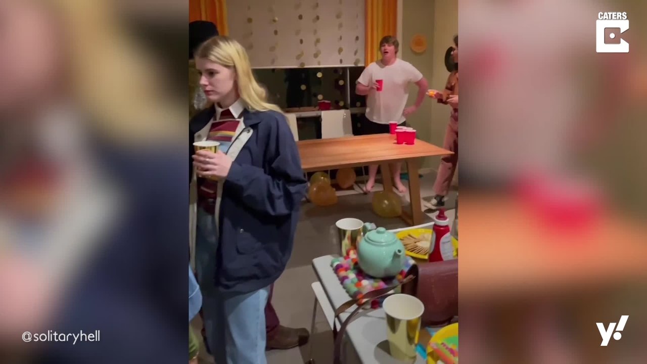 Als 70-jähriges Paar verkleidet auf 70er Mottoparty