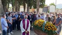 Funerali De Rienzo, la moglie, il papà Fiore e Marco Risi al cimitero