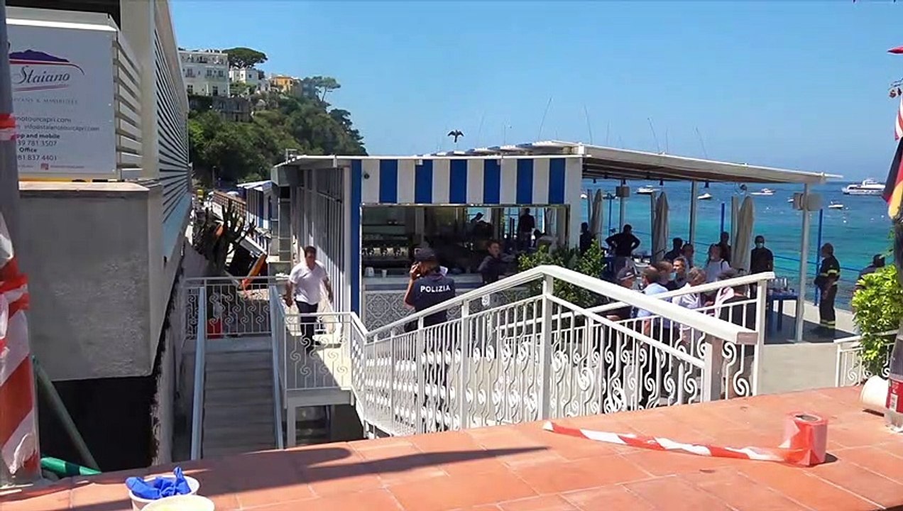 Capri, minibus precipita su stabilimento balneare: i resti del mezzo e il luogo dell'incidente