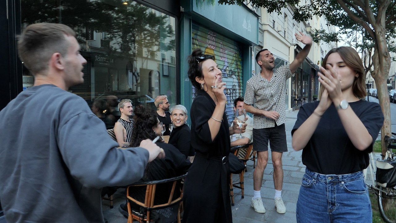 Au volant de son camion « juke box », Emmanuel fait danser les rues de Paris