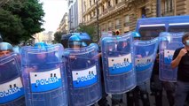 Corteo No G20 a Napoli: gavettoni contro la polizia a ridosso della zona rossa