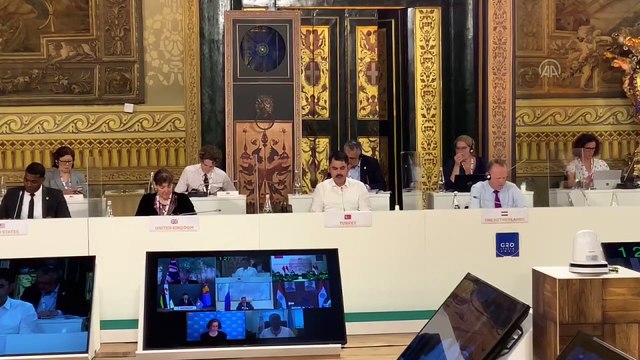 NAPOLİ - Bakan Kurum: 'Müsilaj, bize iklim değişikliğinin bölgesel etkilerinin ne boyutlarda olabileceğini bir kez daha gösterdi''