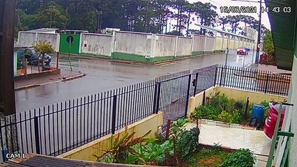 Ils ont acheté la maison la moins chère du quartier et vont vite comprendre pourquoi