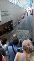 Les escaliers de ce metro en chine se transforment en chutes d'eau