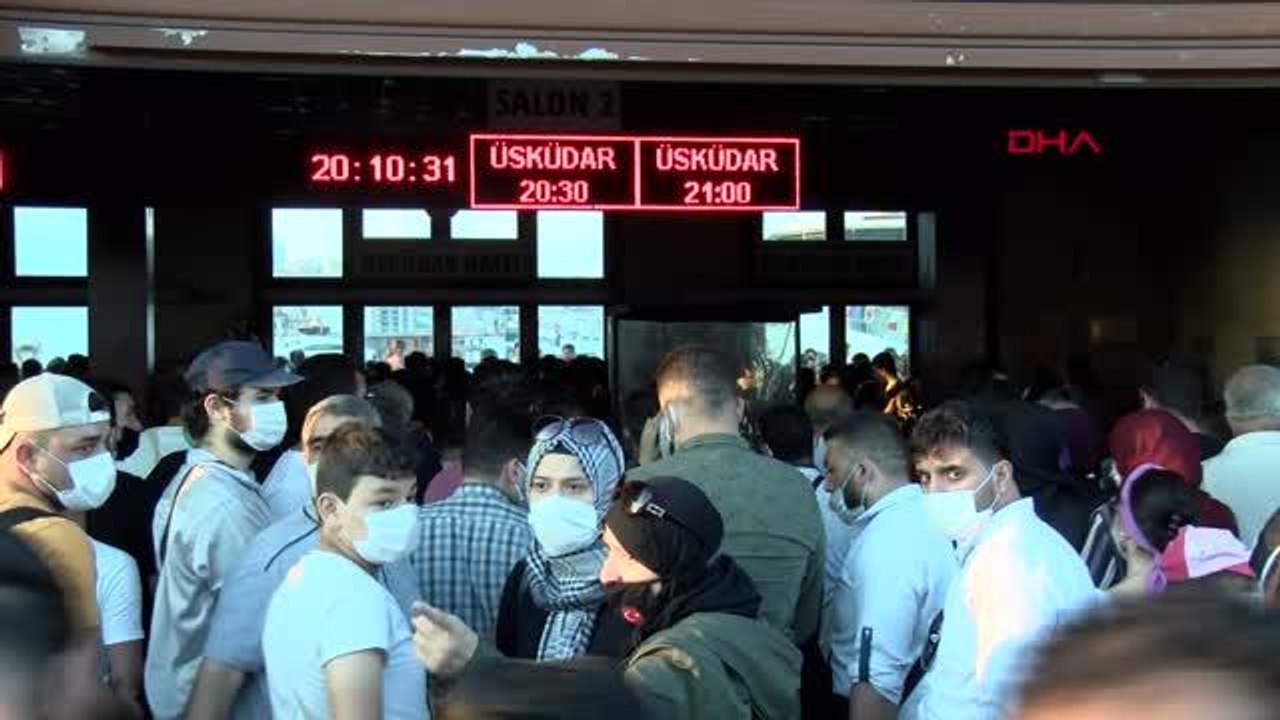 İSTANBUL EMİNÖNÜ VAPUR İSKELESİNDE BAYRAM YOĞUNLUĞU
