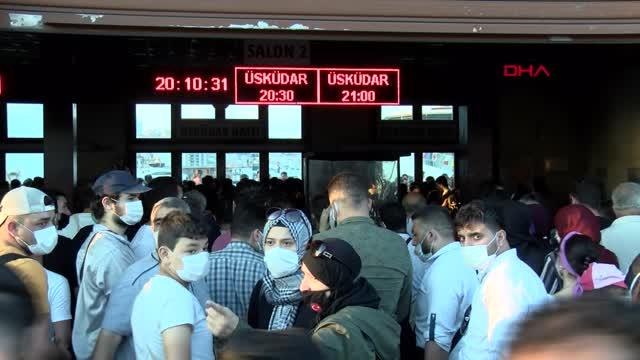 İSTANBUL EMİNÖNÜ VAPUR İSKELESİNDE BAYRAM YOĞUNLUĞU