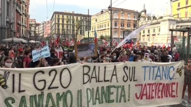Activistas ambientales protestan en Nápoles contra la inacción de los poderosos del planeta