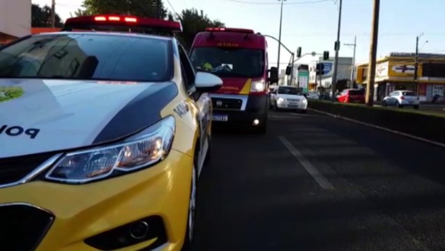Colisão entre carro e moto deixa pessoa ferida na Avenida Carlos Gomes