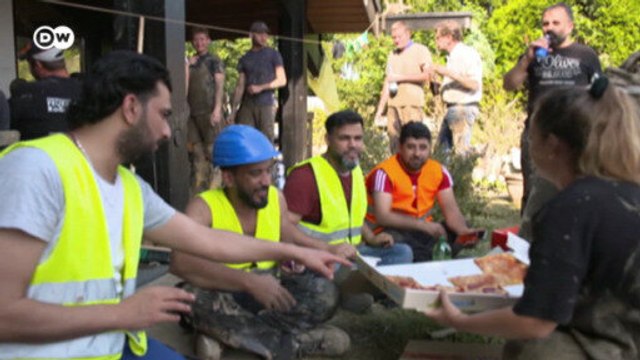 Deutschland: Geflüchtete helfen Flutopfern
