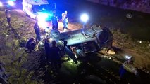 BURSA - Bir araçla çarpıştıktan sonra su kanalına düşen otomobildeki 5 kişi yaralandı