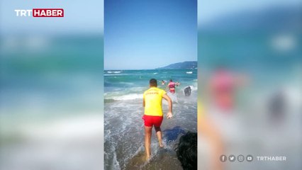 Boğulma tehlikesi geçiren 2 kişinin kurtarılma anları kamerada