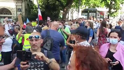 - Paris’te aşı karşıtlarından Senato önünde protesto