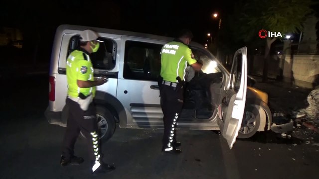 Karaman’da hafif ticari araç beton elektrik direğini yıktı: 2 yaralı