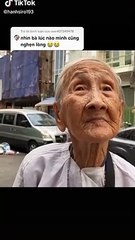 Cụ bà có gương mặt phúc hậu, đòi thối lại tiền cho MTQ