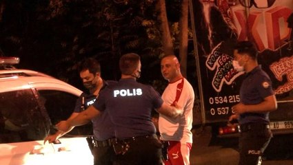 Kağıthane'de alkollü sürücü park halindeki 5 otomobile çarptı, o anlar kamerada