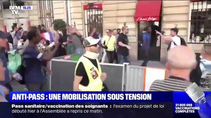 Manif anti" pass-sanitaire" -  Les images de l'agression par des dizaines de personnes d'une équipe de BFM TV, obligée de trouver refuge auprès des forces de l'ordre sous les insultes et les menaces