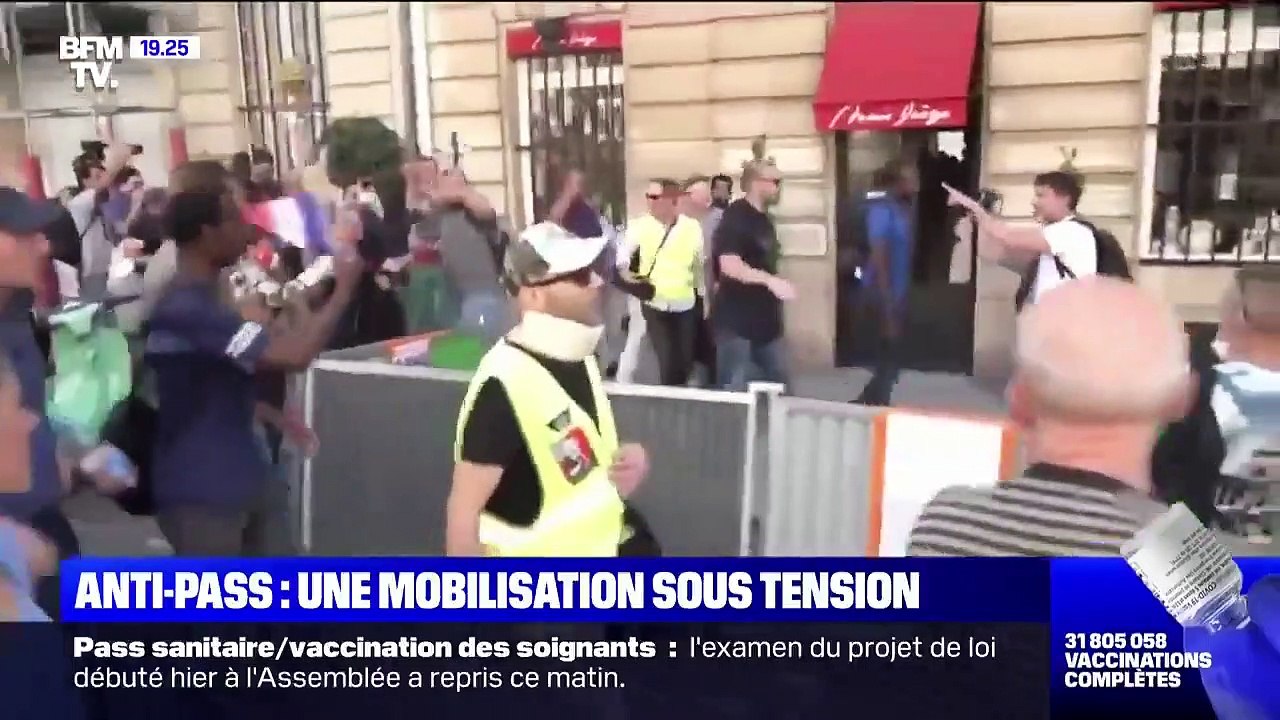 Manif anti" pass-sanitaire" -  Les images de l'agression par des dizaines de personnes d'une équipe de BFM TV, obligée de trouver refuge auprès des forces de l'ordre sous les insultes et les menaces
