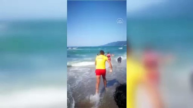 Bartın'da boğulmak üzere olan iki kişinin kurtarılma anı